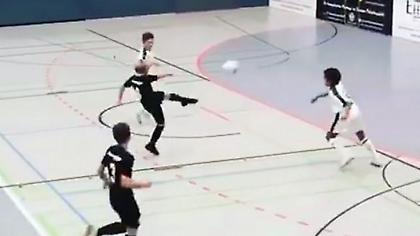 Τρομερό γκολ: Πιτσιρικάς τρέλανε τους πάντες με την ενέργειά του (vid)