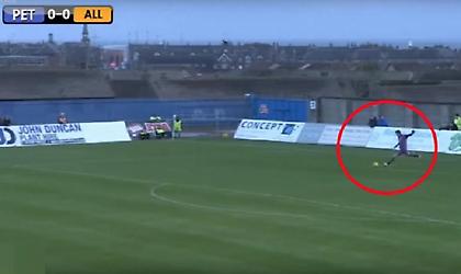 Ετοιμάζεται να εκτελέσει το ελεύθερο και στο 0:10 γίνεται ο πρωταγωνιστής του αγώνα