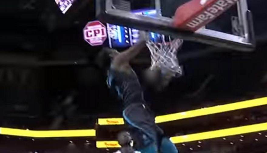 Στέναξε η μπασκέτα με το κάρφωμα του Μονκ στο Top 5 (video)