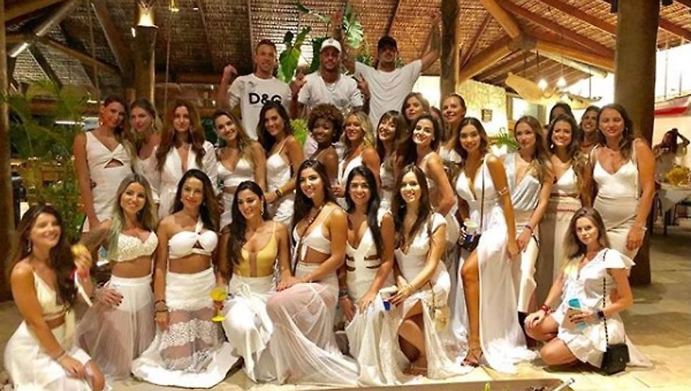 Νεϊμάρ και Αρτούρ άλλαξαν χρόνο με… 25 καλλονές (pic)