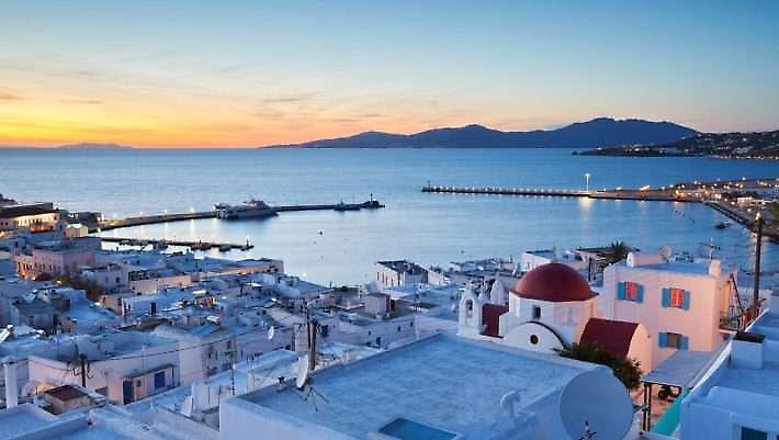 Το δημοφιλέστερο νησί που πήγαν φέτος όσοι δεν είχαν λεφτά για Μύκονο (Pics)