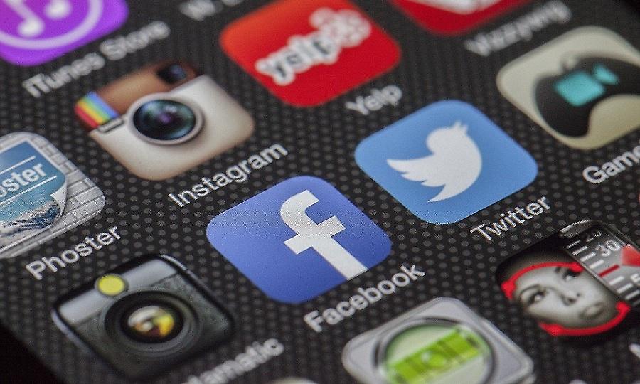 Λογαριασμός social media: Από τι κινδυνεύετε αν δεν τον κλείσετε πριν πέσετε για ύπνο