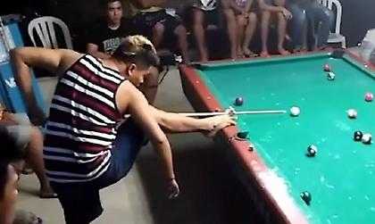 Μπιλιάρδο με το πόδι: Αυτό το άτομο βολεύεται να παίζει έτσι και εντυπωσιάζει (vid)