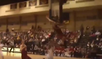 Σοκαριστική σύγκρουση παίκτη λυκείου με το κεφάλι στο ταμπλό (video)