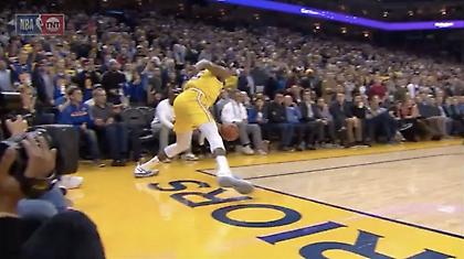 Απίστευτο λάθος των διαιτητών στο Γουόριορς-Ρόκετς (video)