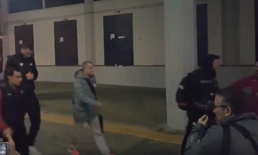 Η θερμή υποδοχή στην άφιξη του Ολυμπιακού και… ο Παπαπέτρου (video)