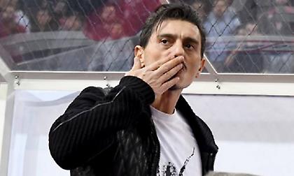 «Γαλλικά» προς Γιαννακόπουλο στο ΣΕΦ και… φιλάκια προς τον κόσμο (pics)