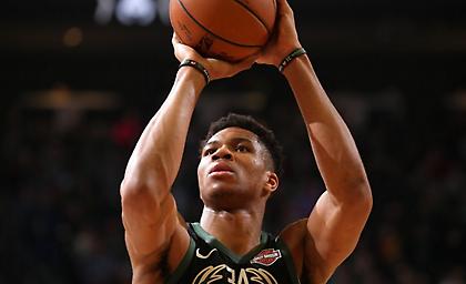 Διέλυσαν τους Χοκς με «διπλό» Γιάννη οι Μπακς