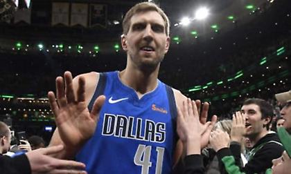 Απίστευτοι οι οπαδοί των Σέλτικς αποθέωσαν τον Νοβίτσκι (video)