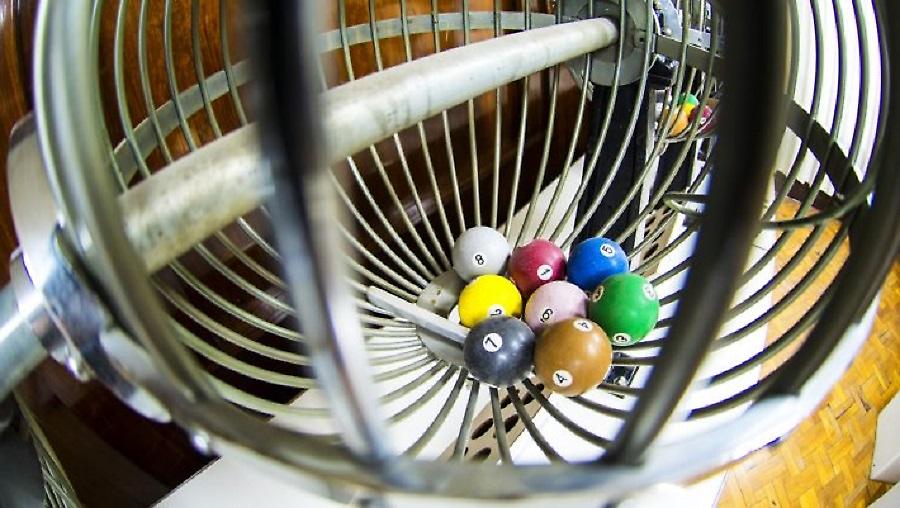 Ένας ιδιοφυής «απατεώνας»: Ο μαθηματικός που ξεχαρβάλωσε τον αλγόριθμο του Λόττο, νικώντας 14 φορές