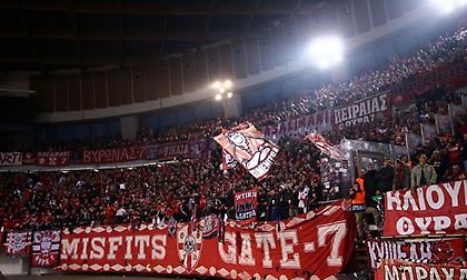 Η εξέδρα του Ολυμπιακού στο ντέρμπι (video)