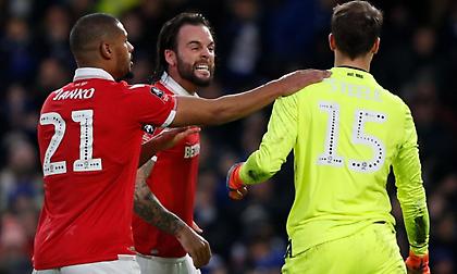 «Έβγαλε» το πέναλτι του Φάμπρεγας ο Στιλ! (video)