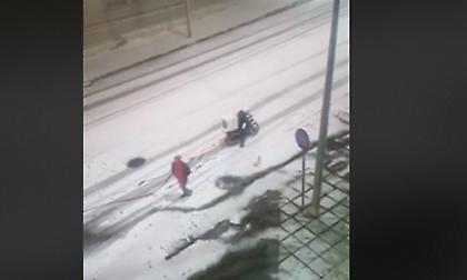 Ντελιβεράς προσπαθεί εν μέσω χιονοθύελλας να παραδώσει παραγγελία