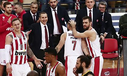 Η αποθέωση του ρέκορντμαν Σπανούλη από τον πάγκο του Ολυμπιακού (video)