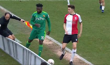 Παίκτης ανέτρεψε διαιτητή στο Κύπελλο Αγγλίας (video)