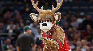 Το απίθανο τρίποντο της μασκότ των Μπακς (video)