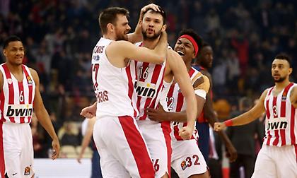 Ζήστε ξανά τη νίκη του Ολυμπιακού επί της Μπασκόνια με το σχόλιο του Μπάμπη Χριστόγλου (vid)