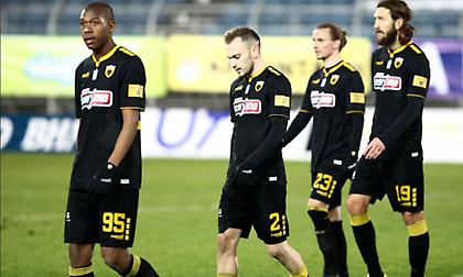 Η απάθεια παικτών και προπονητή βυθίζει την ΑΕΚ