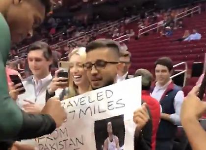 Τρέλα για Γιάννη: Fans ταξίδεψαν από το Πακιστάν για να τον δουν (video)