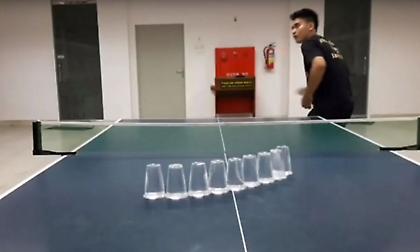 Αν σου αρέσουν τα κόλπα στο πινγκ πονγκ πρέπει οπωσδήποτε να δεις αυτό το βίντεο