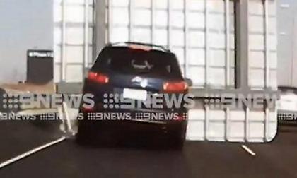 Τροχαίο που κόβει την ανάσα: Ταμπέλα δρόμου ταχείας κυκλοφορίας «πλακώνει» αυτοκίνητο (vid)