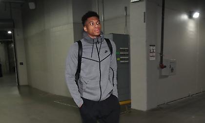 Παίζει ο Αντετοκούνμπο με Χοκς