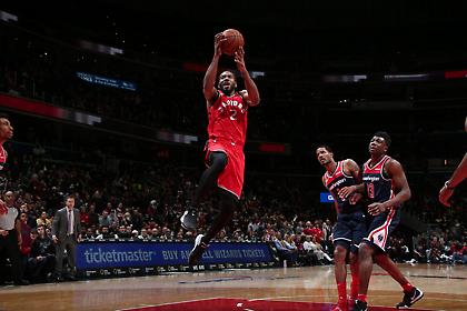 Μυθικό ματς στη Γουάσινγκτον με λυτρωτή Ιμπάκα για Ράπτορς