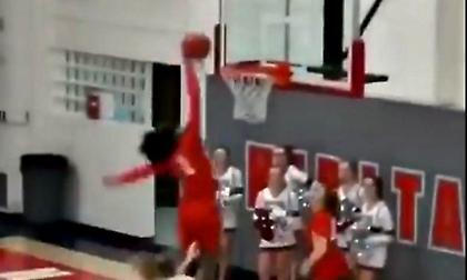 Απίστευτη φάση: Alley-oop κάρφωμα από γυναικεία ομάδα! (video)