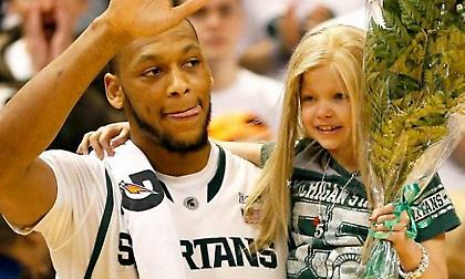 Άντριαν Πέιν: H μικρή Λέισι, o θάνατος της μητέρας του και το… μπάσκετ!