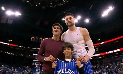 Ο Βούτσεβιτς έδωσε φανέλα στον Κακά (video)