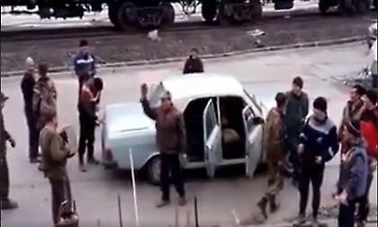 Από αυτό το αυτοκίνητο βγήκαν 17 άνθρωποι - Δείτε πως χώρεσαν (video)