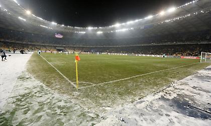 Το γήπεδο που θα παίξει ο Ολυμπιακός στρωμένο με χιόνι (pic)
