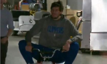 Μπόμπαν Μαριάνοβιτς: Έφτασε στο γήπεδο με… μίνι «γουρούνα» (Video)