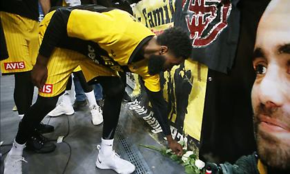 Τίμησαν τον αδικοχαμένο οπαδό οι παίκτες της ΑΕΚ (pics/video)