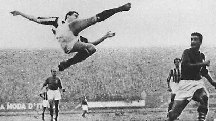 Το εμβληματικό λογότυπο της Panini είναι ο Ιταλός άσος Κάρλο Παρόλα