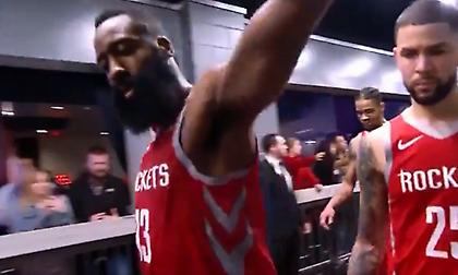 Έσπρωξε κάμερα και έβρισε ο Χάρντεν μετά την ήττα των Ρόκετς (video)