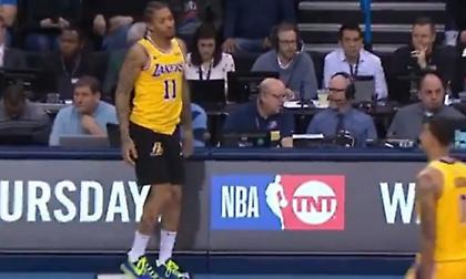 Απίστευτος Μπίσλεϊ: Προσπάθησε να μπει στον αγώνα με λάθος σορτσάκι (video)