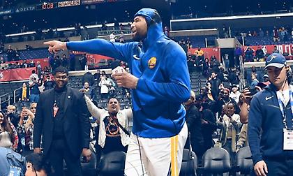 Μπουγέλωσαν τον Κάζινς οι συμπαίκτες του! (pics)