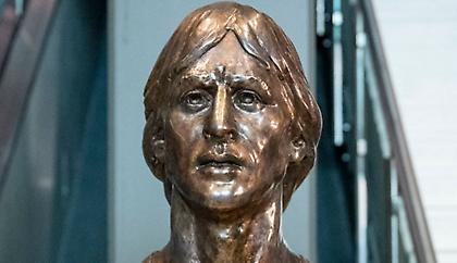 Η προτομή του Κρόιφ κοσμεί το «Αρένα»