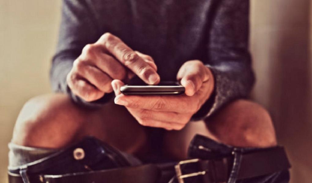 Κινητό στην τουαλέτα: Γιατί δεν πρέπει να το παίρνετε μαζί σας