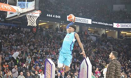 Ο Γκάμπριελ νίκησε στον Όγκαστ στον διαγωνισμό καρφωμάτων! (video)