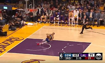 Διπλή γκάφα του Κάρι (video)