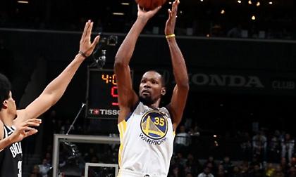 Θαυμαστής αρπάζει το καπέλο του Κέβιν Ντουράντ και εκείνος τον… στολίζει! (video)