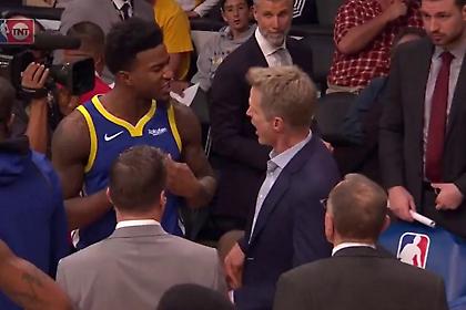 Έντονος διάλογος Κερ-Μπελ στον πάγκο των Γουόριορς και παρέμβαση Κάρι (video)