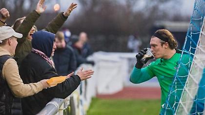 Viral: Οπαδοί προσφέρουν μπύρα σε αντίπαλο τερματοφύλακα κι αυτός… πίνει! (pics)