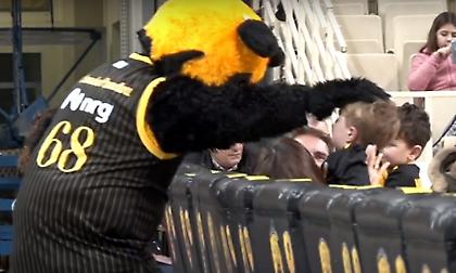 Το κιτρινόμαυρο πάρτι της ΑΕΚ με Περιστέρι (video)