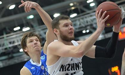 Αδιανόητο buzzer beater από το κέντρο με... ραβέρσα (video)