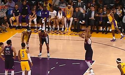 Πέταξε πετσέτα εν ώρα βολών αντιπάλου και δέχτηκε τεχνική ποινή ο Ρόντο (video)