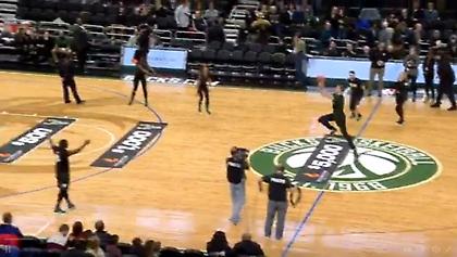 Οπαδός των Μπακς έβαλε τρίποντο από το κέντρο και κέρδισε 5 χιλιάδες δολάρια! (video)