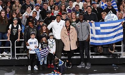 Ο Γιάννης τραγουδάει τον Εθνικό ύμνο με Έλληνες φιλάθλους στο γήπεδο των Μπακς (pics-video)